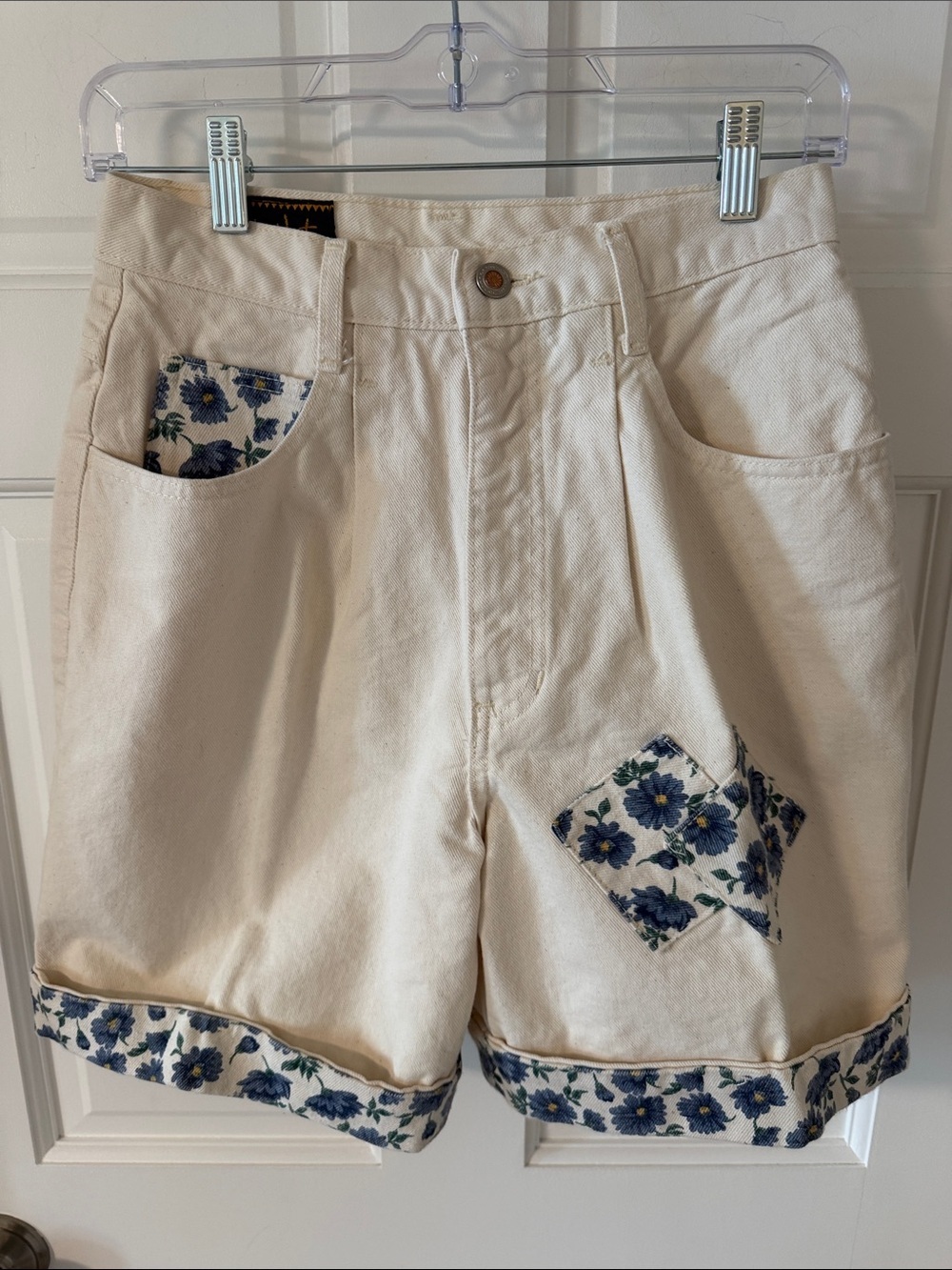 Vtg. 90’s Action West Ivory Denim Shorts Floral Patchwork Accents Rare Waist 28